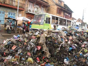 Des ordures gênant la circulation à Manarintsoa Isotry.