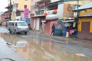 Les rues de Tanà souffrent terriblement des effets du ruissellement des eaux pluviales et des petites inondations dues aux canaux d’évacuation bouchés par les ordures.