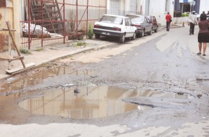 Un gros nid de poule en plein centre ville. 