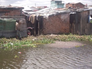 Pour certains de ces habitants, avec l’arrivée de la pluie ou non, les eaux usées sont toujours sous leurs lits.