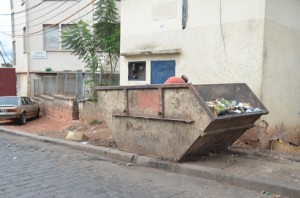 Des bacs à ordures qui ne débordent pas, ce n’est plus arrivé depuis des mois dans certains quartiers. Photo Yvon RAM.