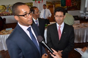Le chargé d’Affaires d’Algérie en compagnie du ministre des Affaires Etrangères malgache. (Photo Yvon RAM)