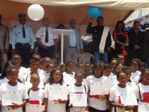 « Les élèves de la promotion fanantenana certificat en main avec le directeur du BIT, 3ème à partir de la droite » Photo Anastase