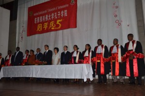 : Les nombreuses personnalités du monde universitaire entourant l’ambassadeur de Chine, SEM. Yang Min. (Photo Yvon RAM) 