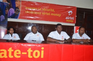 Les responsables au sein de la fédération nationale et ceux d’Airtel Money, hier, à Mahamasina. (Photo Kelly).