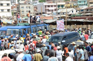 Soulèvement populaire évité hier à Ambodivona, à cause d’un litige foncier. (Photo Yvon Ram)