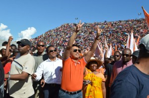  Andry Rajoelina saluant la foule à Antsonjombe. (Photo Kelly)