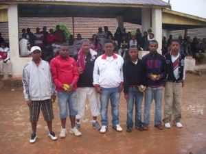 Les deux équipes finalistes posant en photo avec le Dr Ruchet Rakotovazaha (au milieu)