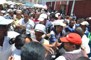 Une foule en liesse accueillant Dadou à Andravoahangy. (Photo Kelly)