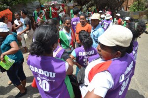 Les partisans de Dadou récoltent les doléances des gens du IIIe arrondissement. (Photo Kelly)