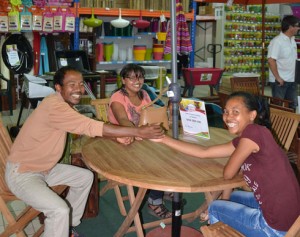 Les heureux gagnants de la Tombola de la Société Brico-Déco. (photo Kelly)