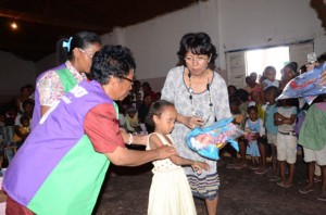 Juliana Andriambelo Rakotoarivelo, donnant des jouets à la fille qui a été prise en charge médicalement par le Groupe WM pendant trois ans. 