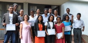 Les jeunes entrepreneurs accompagnés du Président du comité FoFiKri et de formateurs, à l’issue de la remise des certificats de formation.