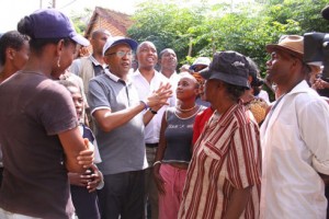 Le candidat de « hery Vaovao ho an’i Madagasikara » en grande discussion avec la population.