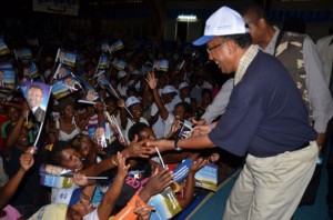 La population tend la main à Hery Rajaonarimampianina.