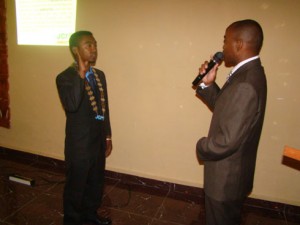 « passation de collier entre le Président sortant, Rajaonary Andrianasolo (à droite) et le Président entrant Andriamifidy Radaoroson Salohintsoa (à gauche) ». (Photo Anastase)