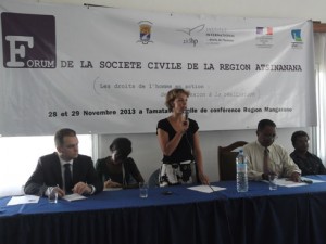 Gwenaelle Diarra Rossignol, représentant la région Basse Normandie,  introduit la deuxième édition du forum des OSC Atsinanana.