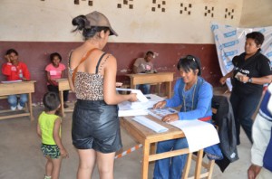 Les femmes doivent voter pour participer aux décisions politiques du pays.