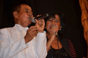 Abel Ratsimba chantant en duo avec Voahirana, l’une de ses guests.