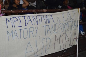 Une banderole érigée par les clubs exigeant la démission des dirigeants de la ligue d’Analamanga. (Photo Nary)