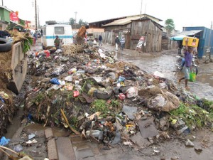 Les déchets ménagers continuent de s’amonceler dans certains quartiers de Tana. Photo d’archives.