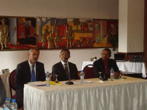 Le président Hery Rajaonarimampianina entouré du PCA de l’ONTM, Eric Koller et du vice-PCA, Jocelyn Ramanambohitra, lors de l’AG de l’ONTM.