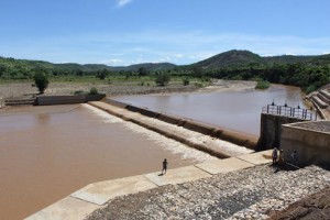 Nouveau barrage de Manombo, inauguré lundi dernier par une délégation conduite par le président Hery Rajaonarimampianina et le représentant de la BAD, Abdelkrim Bendjebbour.