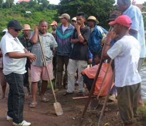 Ra-Théo à l’extrême gauche a contribué au projet d’adduction en eau potable à Ambodifefy, Betafo. 