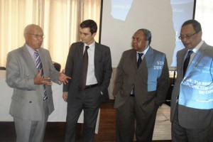 Les deux formateurs François-Xavier Train et Raphaël Jakoba (au milieu) avec les Président et un membre du CAMM.