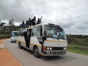 Les joueurs de la CNaPS laissant exploser leur joie lors d’une caravane traversant la ville de Miarinarivo.