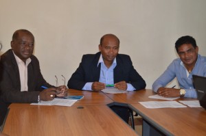 Les membres de la CENI de gauche à droite Pascal Andrianantenaina (membre), Landry Ramarojaona (vice-président) et Romuald Rakotondrabe (membre), hier, au siège de la FMF au cours d’une conférence de presse. (Photo Nary Ravonjy).