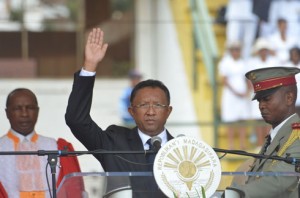 Face à cette triple opposition, le nouveau président Hery Rajaonarimampianina bénéficie du soutien indéfectible de la communauté internationale.