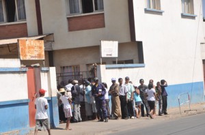 Avec la possibilité de payer les factures par mobile, des usagers de la Jirama préfèrent éviter les longues queues devant les caisses.