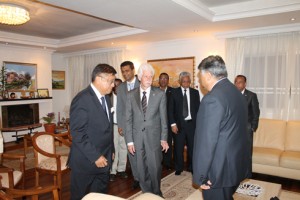 Le Dr Robinson Jean Louis recevant à son domicile le chef de l’opposition mauricienne Paul Bérenger.