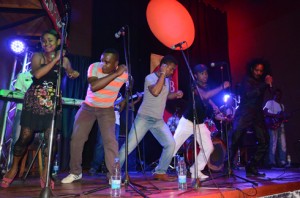 Un Din Rotsaka faisant le spectacle avec ses choristes. (Photo Yvon)