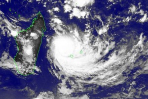 Le cyclone Bejisa, fonçant droit sur l’île voisine, hier matin.