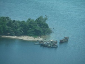 Vue satellitaire d’un transbordement de bois de rose via des boutres dans un plus grand bateau. (Photo d’archives)