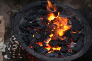 Le charbon de bois et le bois de chauffe restent les combustibles domestiques les plus utilisés à Madagascar.