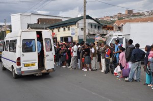 Les taxis-be qui desservent les zones suburbaines ont enclenché la hausse des frais de transport.