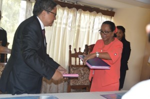 Passation des pouvoir entre Mamy Rakotoarivelo et Chtistine Razanamahasoa. (Photo Nary Ravonjy)