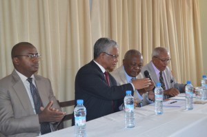 Le ministre de l’Enseignement Supérieur et de la Recherche Scientifique, Etienne Razafindehibe et le fondateur du groupe Aceem, Ratrema William (au centre) lors de la visite ministérielle hier. (photo Nary)