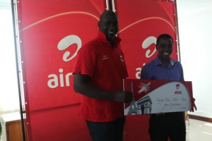 L’heureux gagnant Imboulé Herizo, recevant son lot des mains de Celio Nzokiza Directeur Marketing d’Airtel Madagascar.