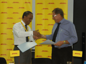 Signature de convention par le DG de DHL Madagascar et le directeur national de SOS Village d’Enfants.