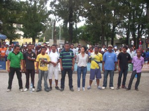 Les deux équipes finalistes des qualifications pour les 4e Masters de Thaïlande avec les organisateurs et les arbitres.