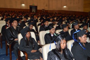 Les étudiants de la promotion Sandratra, lors de la sortie de la promotion hier, au CCI Ivato. (photo Nary)