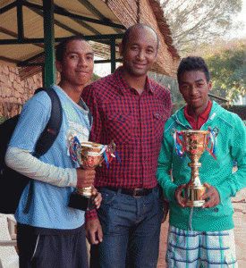 Les deux premiers malgaches du tennis Ando et Zakakely entourent le président de la fédération de tennis Tsialiva Rajaobelina.