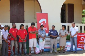 Les responsables locaux et les représentants d’Airtel, lors de la remise des dons.