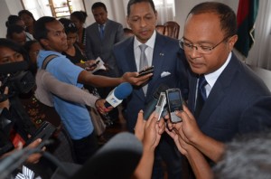 Edgard Razafindravahy face à la presse. (Photo Kelly)