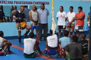 Les membres de la fédération malgache de Muay-thai et leurs homologues mauriciens au cours d’une conférence de presse à l’Hôtel Colbert. (Photo Kelly)