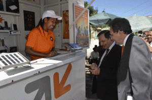 Le PCA et le DG d’Orange Madagascar, en train d’essayer la connexion Internet gratuit via Wifi, auprès d’un kiosque Orange.